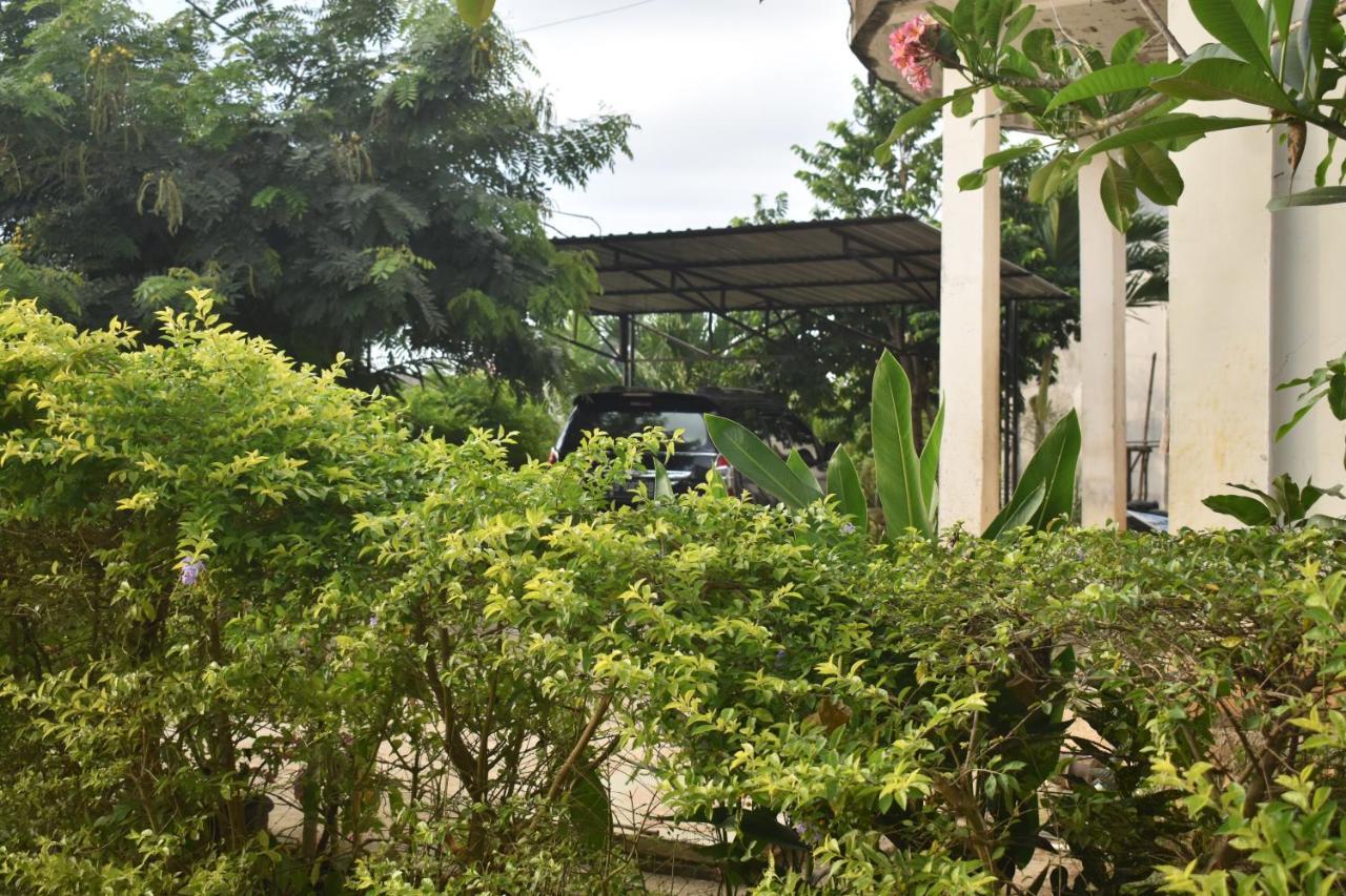 Four-G Home Stay & Komodo Tour Labuan Bajo Exterior photo